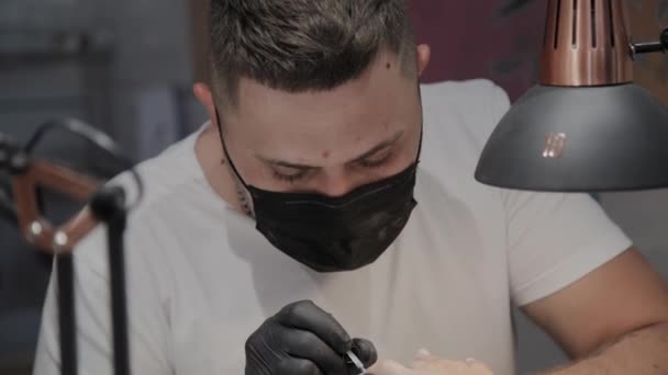 Profesionální manikúřník lakuje dívky nehty. — Stock video