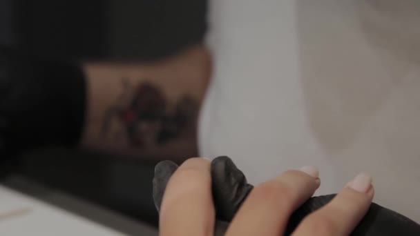 Homem manicure profissional enverniza umas unhas de meninas . — Vídeo de Stock