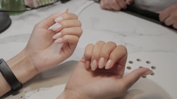 Hermosas manos femeninas con manicura y uñas pintadas . — Vídeos de Stock