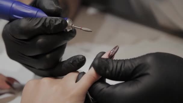 专业美甲师男子删除旧指甲油从女孩使用特殊的指甲油去除剂. — 图库视频影像