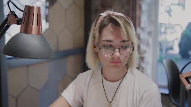 El primer plano de la cara de la chica en el procedimiento de manicura en el salón de belleza . — Vídeos de Stock