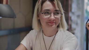Güzellik salonunda manikür prosedürü nde kızın yakın çekim yüzü.