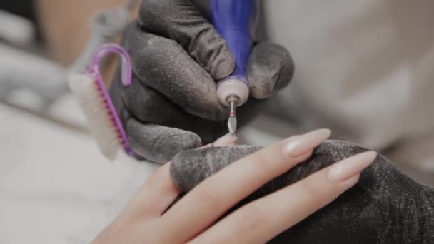 Manucure professionnel homme enlève vieux vernis à ongles d'une fille à l'aide d'un dissolvant spécial vernis à ongles . — Video