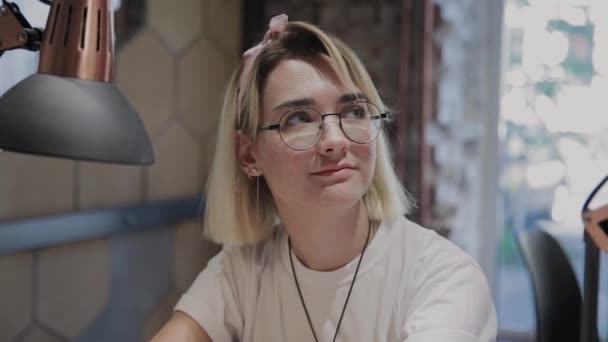 El primer plano de la cara de la chica en el procedimiento de manicura en el salón de belleza . — Vídeo de stock