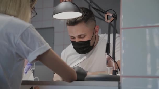 Close-up gezicht van man manicure op het werk. — Stockvideo