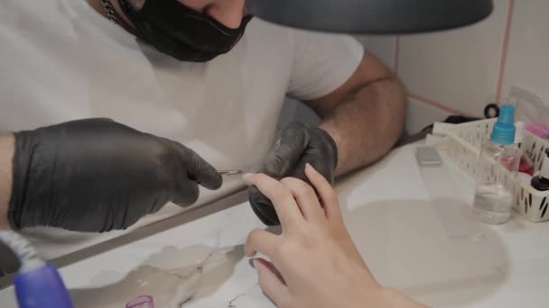 Manucure professionnel homme enlève les cuticules avec des ciseaux spéciaux . — Video