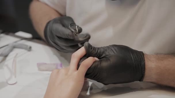 L'uomo manicure professionale rimuove le cuticole con forbici speciali . — Video Stock