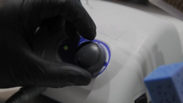 Hombre manicurista profesional enciende regulador de potencia en removedor de esmalte de uñas . — Vídeos de Stock