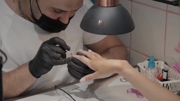 Profesjonalny manicurist człowiek lakiery paznokcie dziewczyny. — Wideo stockowe