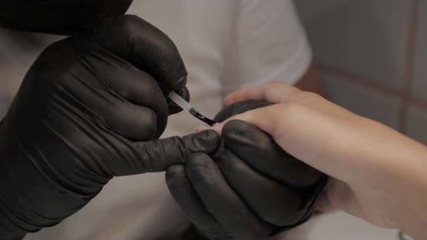 L'uomo manicurista professionale dipinge unghie di ragazze . — Video Stock