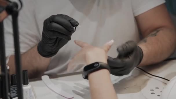 Homem manicure profissional esfrega os pés com um pano anestésico . — Vídeo de Stock