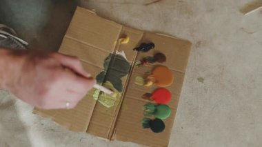 Ressam, Resim Yapmadan Önce Palette Boyaları Karıştırıyor, Stüdyoda Ressam, Yaratıcı Sanat Parçası Yapıyor.