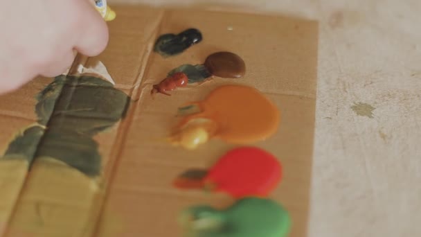 Artiste mélange des peintures sur la palette avant de peindre une peinture, Peintre au studio, Créateur fait pièce d'art. — Video