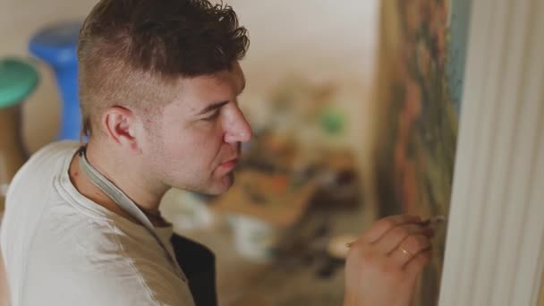 Artiste professionnel peint un tableau sur le mur dans l'appartement . — Video