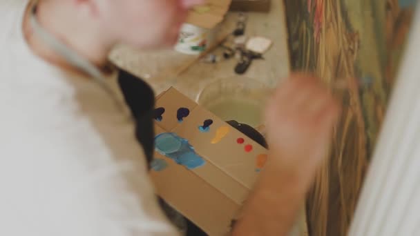 Artiste professionnel peint un tableau sur le mur dans l'appartement . — Video