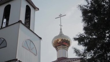 Gökyüzüne karşı kilisenin güzel altın kubbeler.