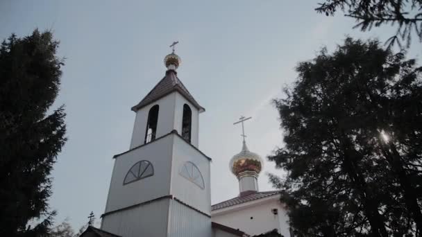 Schöne goldene Kuppeln der Kirche gegen den Himmel. — Stockvideo