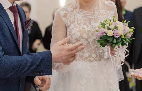 Düğün günü. Damat geline yüzüğü yerleştirir. Fotoğraf çekim. — Stok fotoğraf