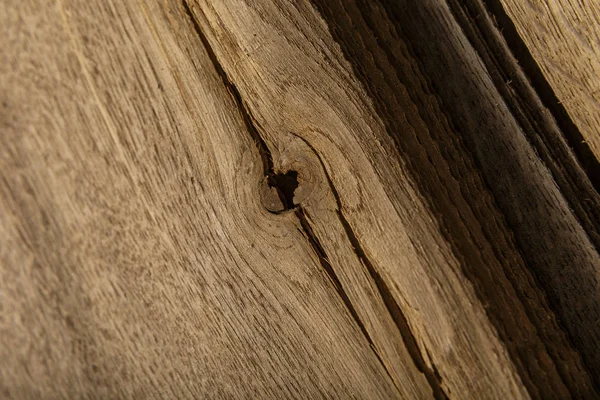 Impiallacciatura di quercia impiallacciata piegata in pali nel seminterrato . — Foto Stock