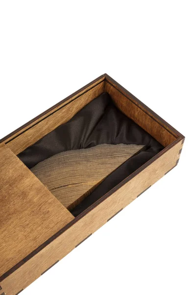 Pamiątka z dębu w drewnianym pudełku na białym tle, Izoluj. — Zdjęcie stockowe