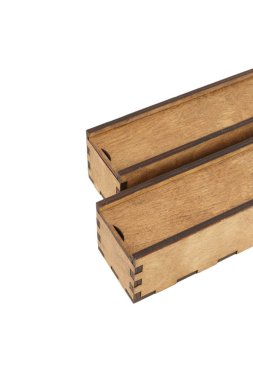 Beyaz bir arka plan üzerinde el yapımı ahşap kutular, izole.