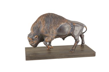 Bizon ahşap bir stand ve beyaz arka plan üzerinde pirinçten yapılmış, izole.