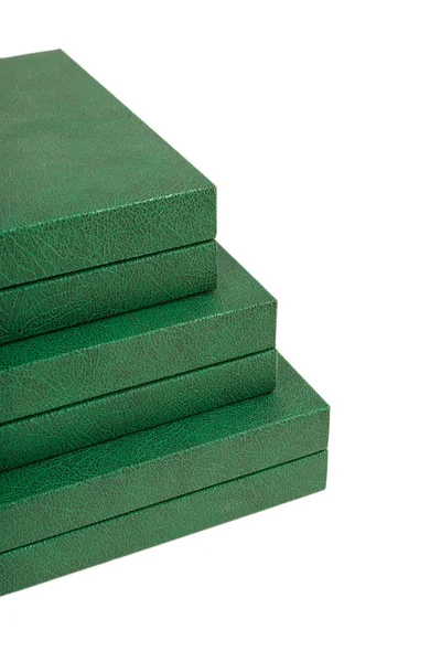 Grüne Lederschachteln auf weißem Hintergrund, isoliert. — Stockfoto