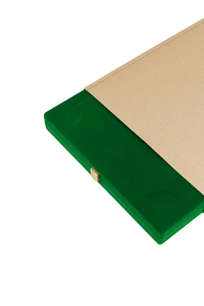 Una caja de terciopelo verde en una caja de cartón sobre fondo blanco . —  Fotos de Stock