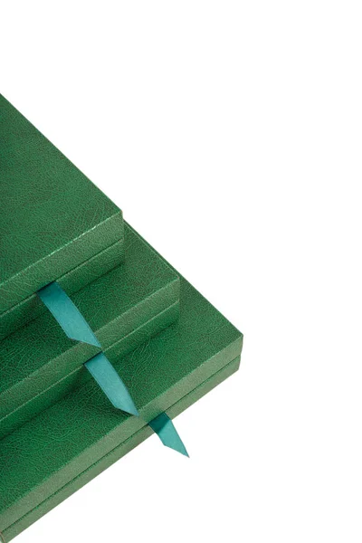 Zielone pudełka ze skóry na białym tle, izolują. — Zdjęcie stockowe