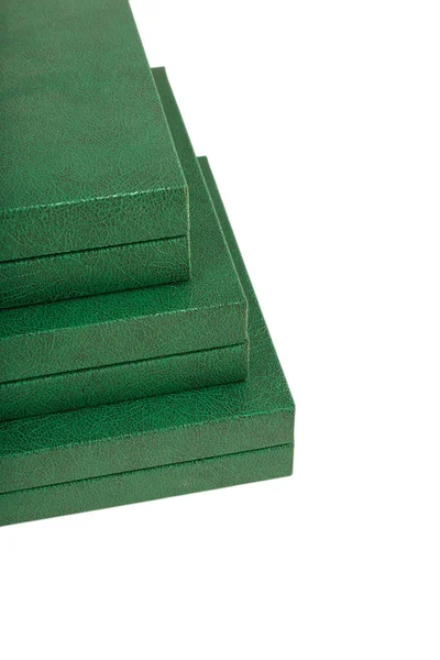 Caixas verdes de couro sobre um fundo branco, isolar . — Fotografia de Stock