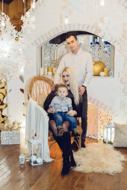 Şömine, aile yakınında Yeni Yıl süslemeleri