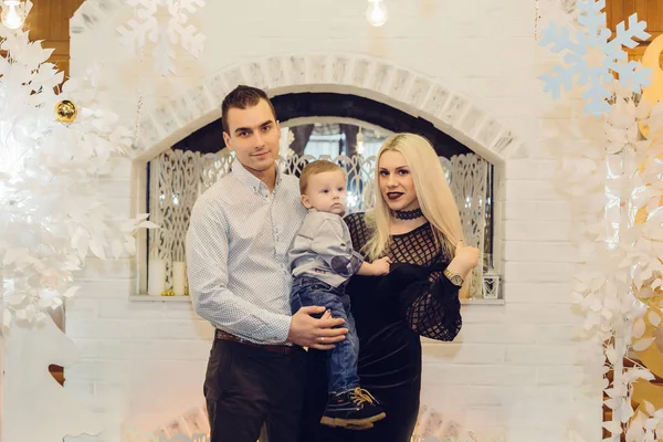 Şömine, aile yakınında Yeni Yıl süslemeleri