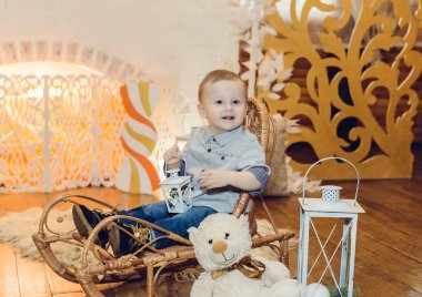 Şömine yakınında Yeni Yıl süslemeleri, küçük bir çocuk