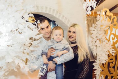 Şömine, aile yakınında Yeni Yıl süslemeleri