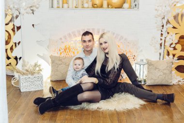 Şömine, aile yakınında Yeni Yıl süslemeleri