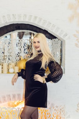 Şömine, aile yakınında Yeni Yıl süslemeleri