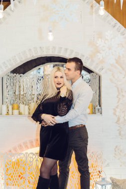 Şömine, aile yakınında Yeni Yıl süslemeleri