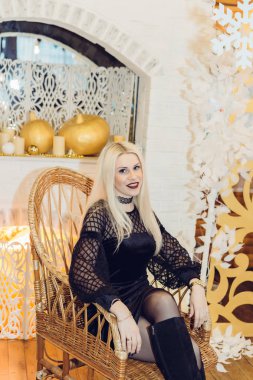 Şömine, aile yakınında Yeni Yıl süslemeleri