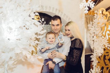 Şömine, aile yakınında Yeni Yıl süslemeleri