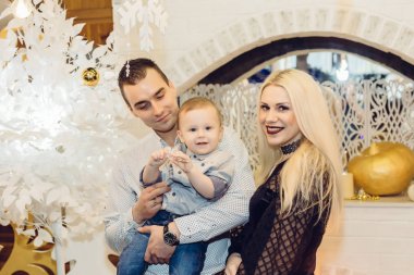 Şömine, aile yakınında Yeni Yıl süslemeleri