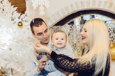 Şömine, aile yakınında Yeni Yıl süslemeleri