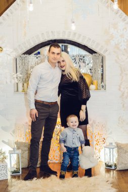 Şömine, aile yakınında Yeni Yıl süslemeleri