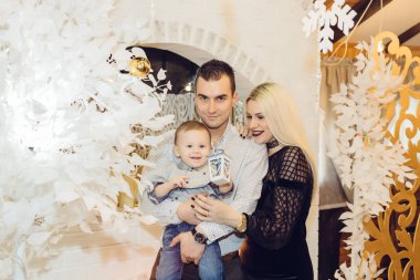 Şömine, aile yakınında Yeni Yıl süslemeleri