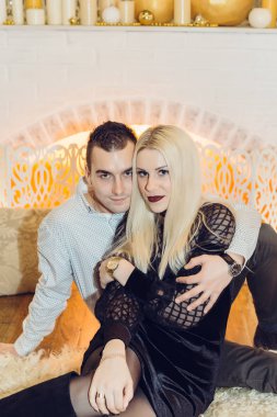 Şömine, aile yakınında Yeni Yıl süslemeleri