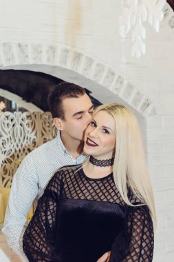 Şömine, aile yakınında Yeni Yıl süslemeleri