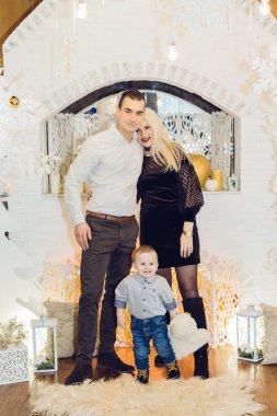 Şömine, aile yakınında Yeni Yıl süslemeleri