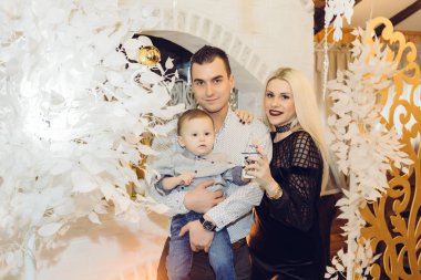 Şömine, aile yakınında Yeni Yıl süslemeleri