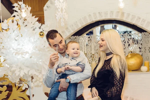 Decorações de Ano Novo perto da lareira, família — Fotografia de Stock