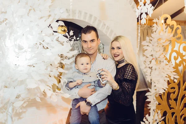 Nový rok dekorace u krbu, rodina — Stock fotografie