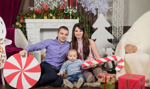 Großfamilie hilft beim Servieren von Weihnachtsessen — Stockfoto